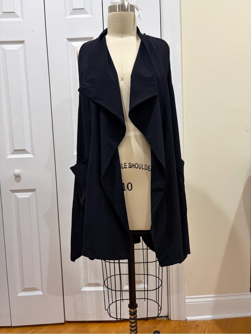 ALEMBIKA Black Sleeveless Cardigan/Vest Top Lagenlook Size M Minimalist